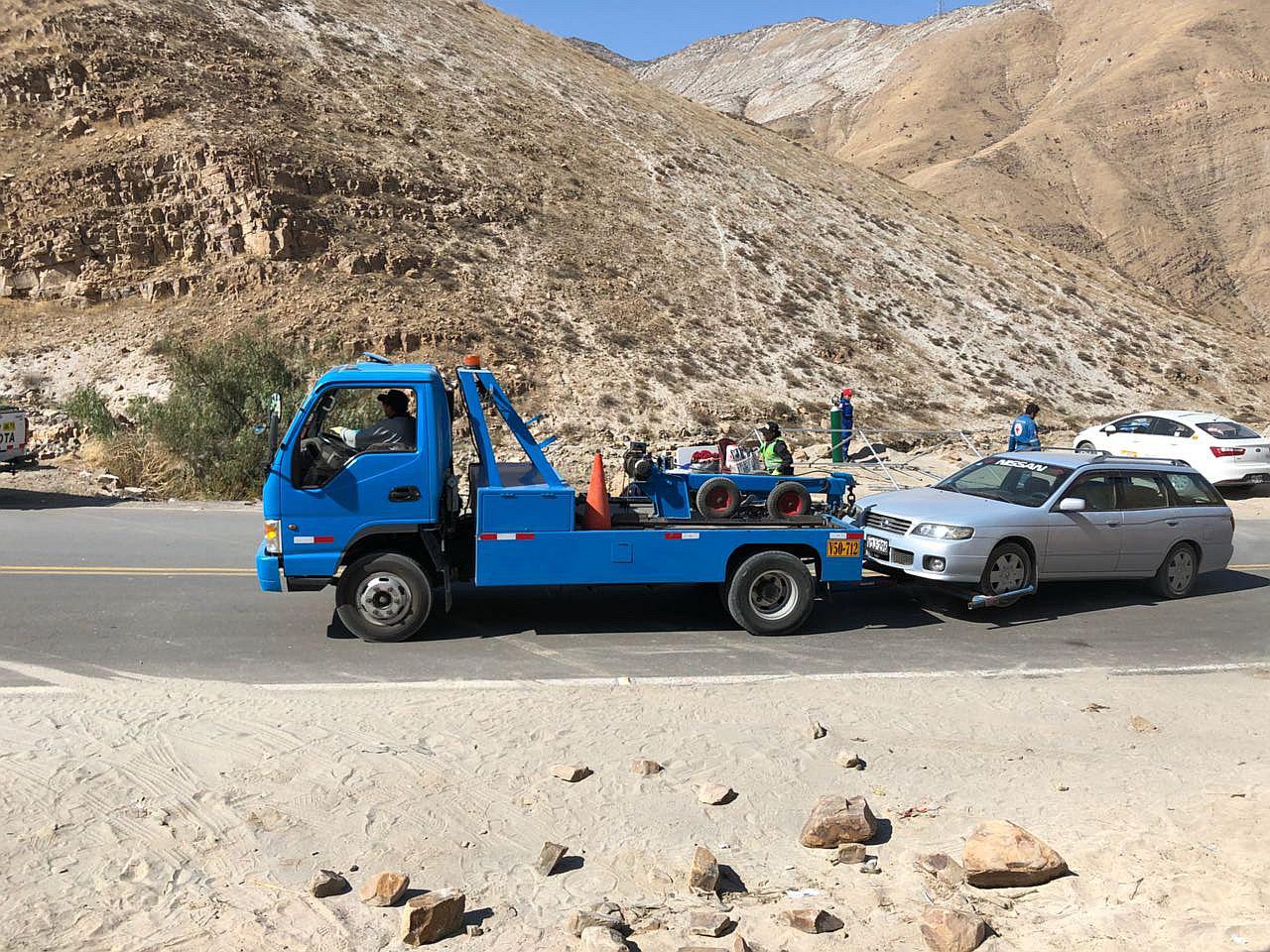 ​Grúas remolcan los vehículos de los asistentes al Santuario de Chapi