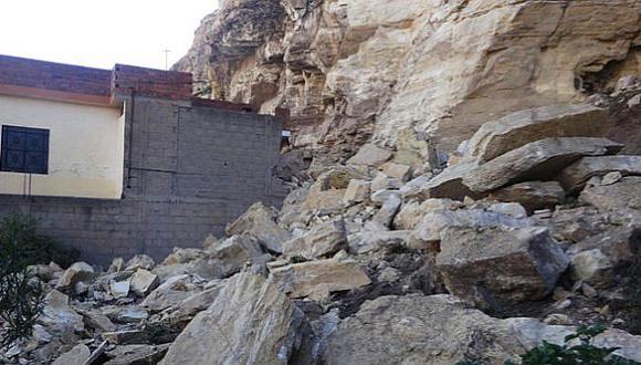 ​Chosica: Familia salva de morir tras caída de roca sobre su vivienda