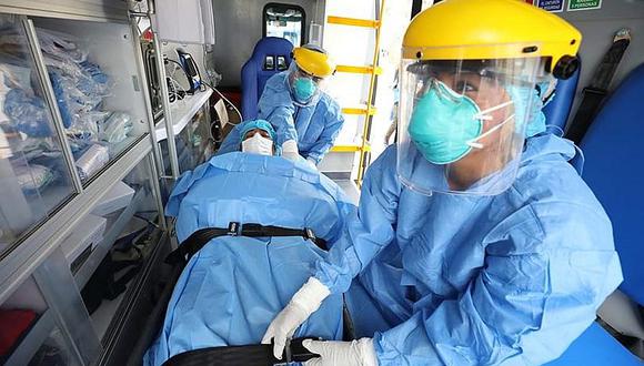 Personal de salud trasladando a un pacientes con coronavirus. | Foto: GEC