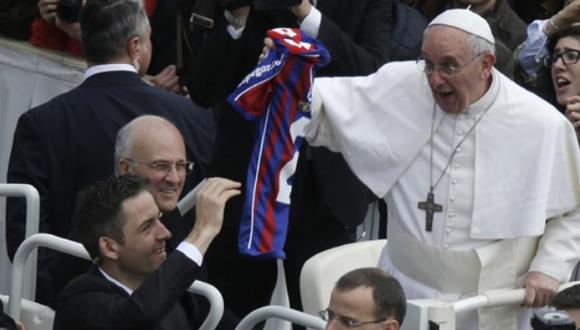 Papa Francisco recibe emocionado camiseta de San Lorenzo