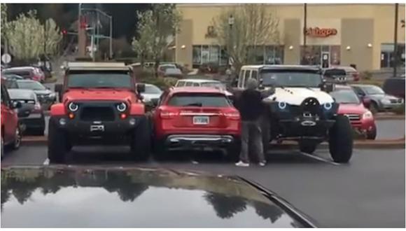 Estacionó mal su auto de lujo y dos 4x4 le dan esta hilarante lección [VIDEO]