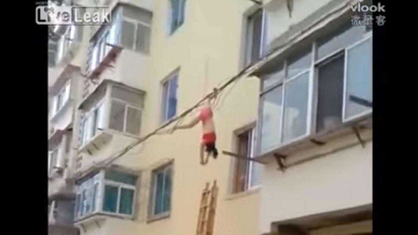 YouTube: amante intentó huir por la ventana pero terminó mal (VIDEO)