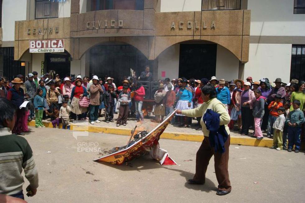 Acolla: Encadenan municipio en rechazo a nuevo alcalde
