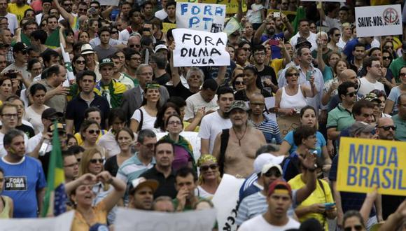 Cientos protestan rechazando la reelección de Dilma Rousseff