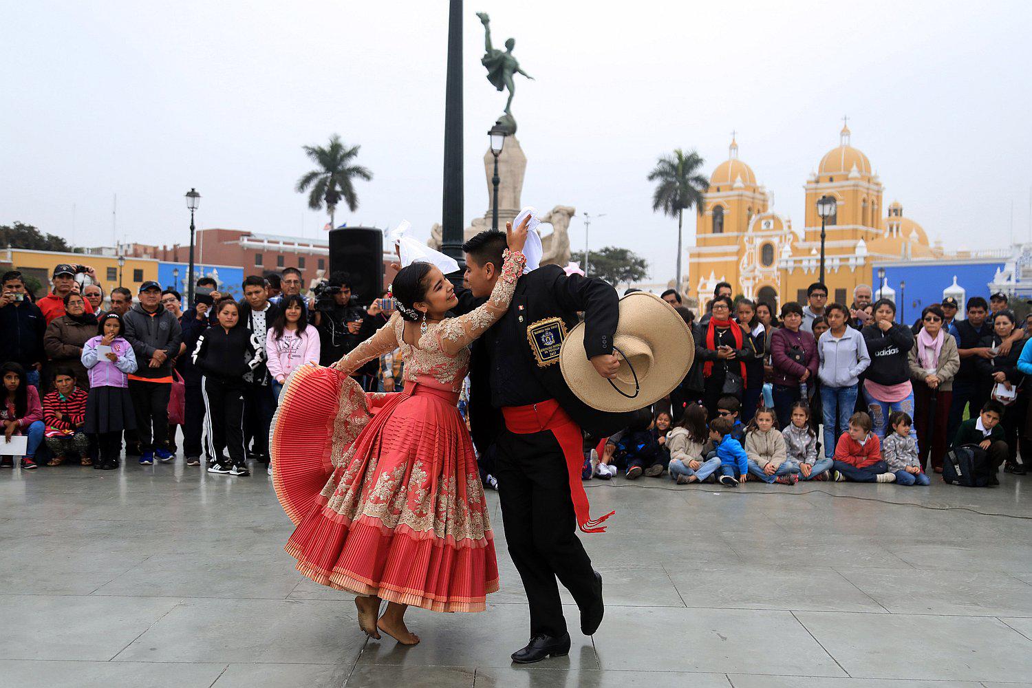 "Marinera para Todos" llegó a la Plaza de Armas de Trujillo