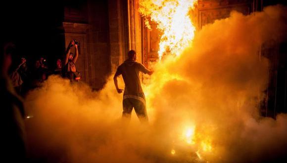 México:  Así fue el ataque de manifestantes que atacaron el Palacio Nacional (VIDEO)
