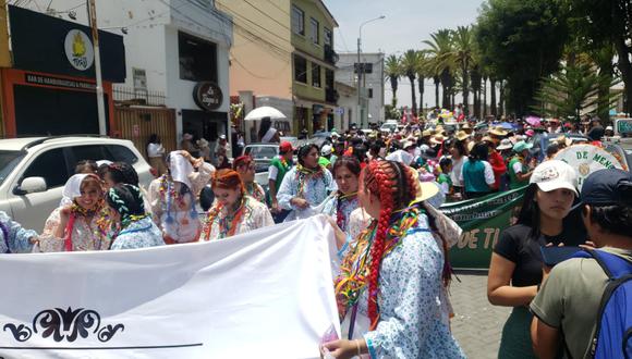 Cientos de arequipeños se suman al pasacalle que se realiza en estos momentos en Yanahuara por el fin del carnaval. (Foto: GEC)