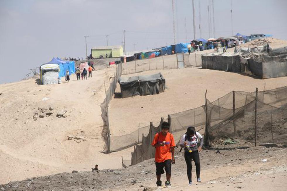 Feriantes se instalan en medio de la basura del cerro Intiorko