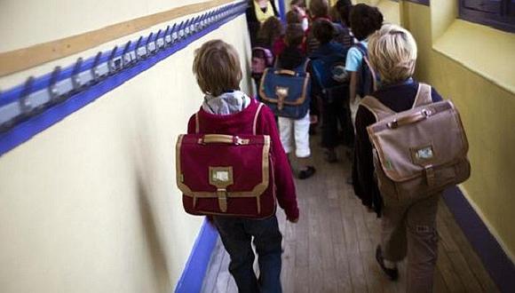 Neonazis griegos atacan escuela primaria que admitió refugiados en sus aulas