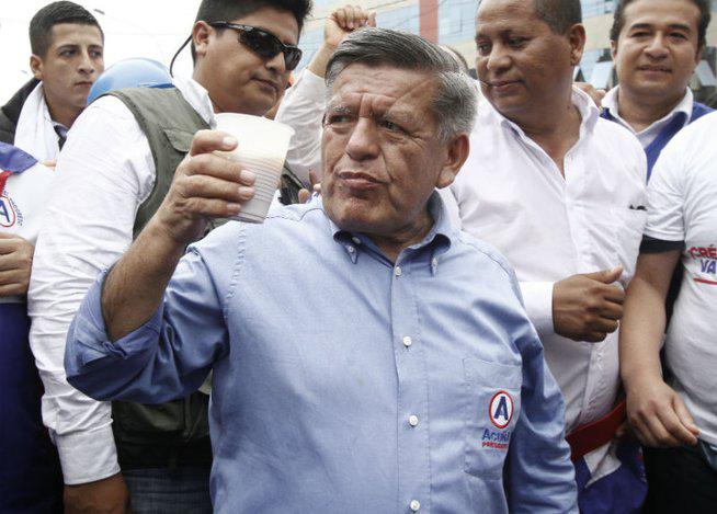 César Acuña cometió infracción electoral por propaganda indebida con fondos de UCV, resuelve JEE