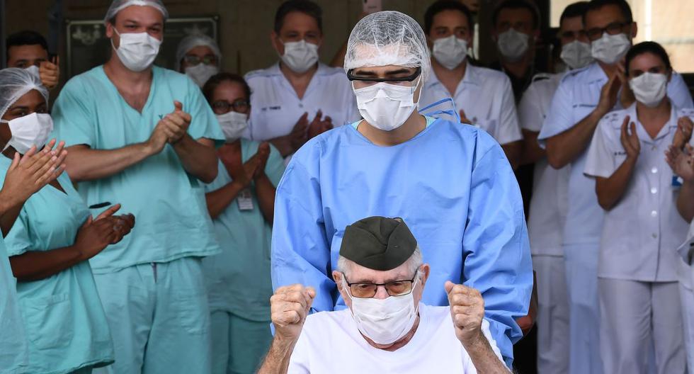 Arropado por aplausos del equipo médico que lo atendió y por el saludo de una trompeta castrense, el segundo teniente Ermando Piveta salió en silla de ruedas del Hospital de las Fuerzas Armadas en Brasilia. (AFP/EVARISTO SA).