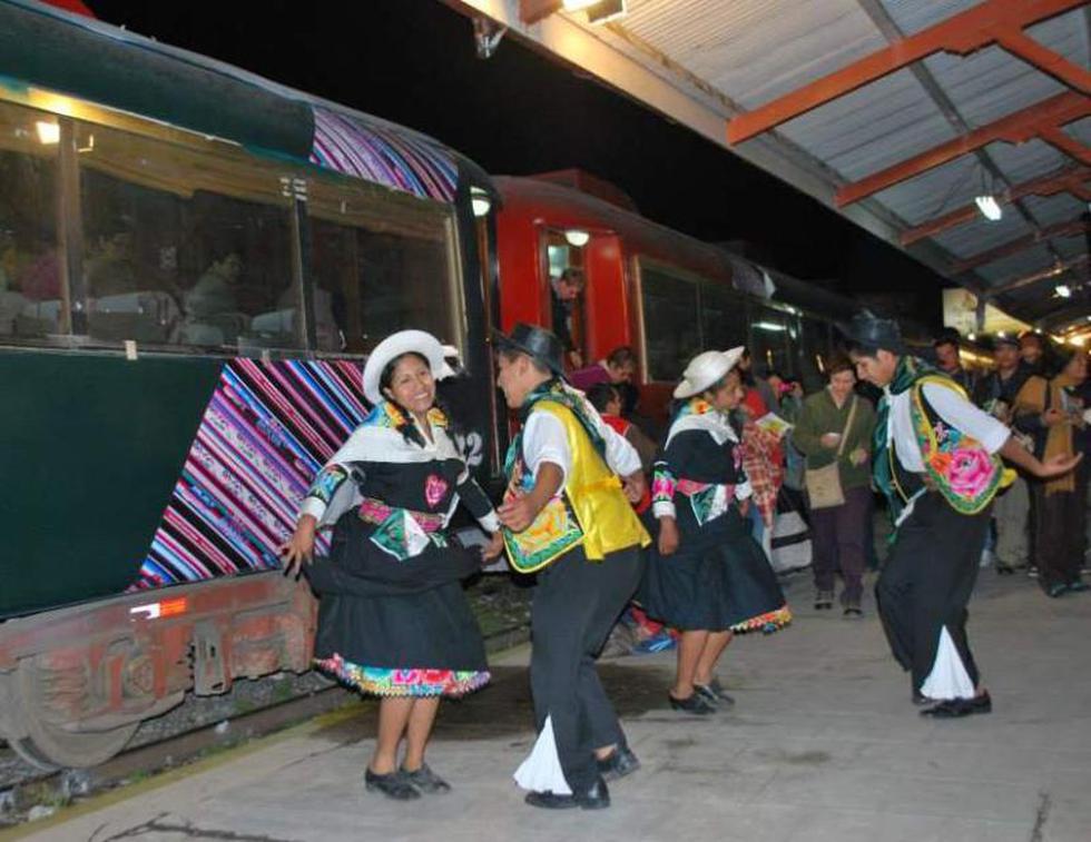 Turistas llegan a Huancayo en tren y bailan Huaylarsh (FOTOS)
