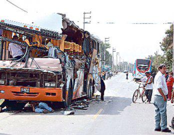 Choque frontal de buses deja 14 muertos