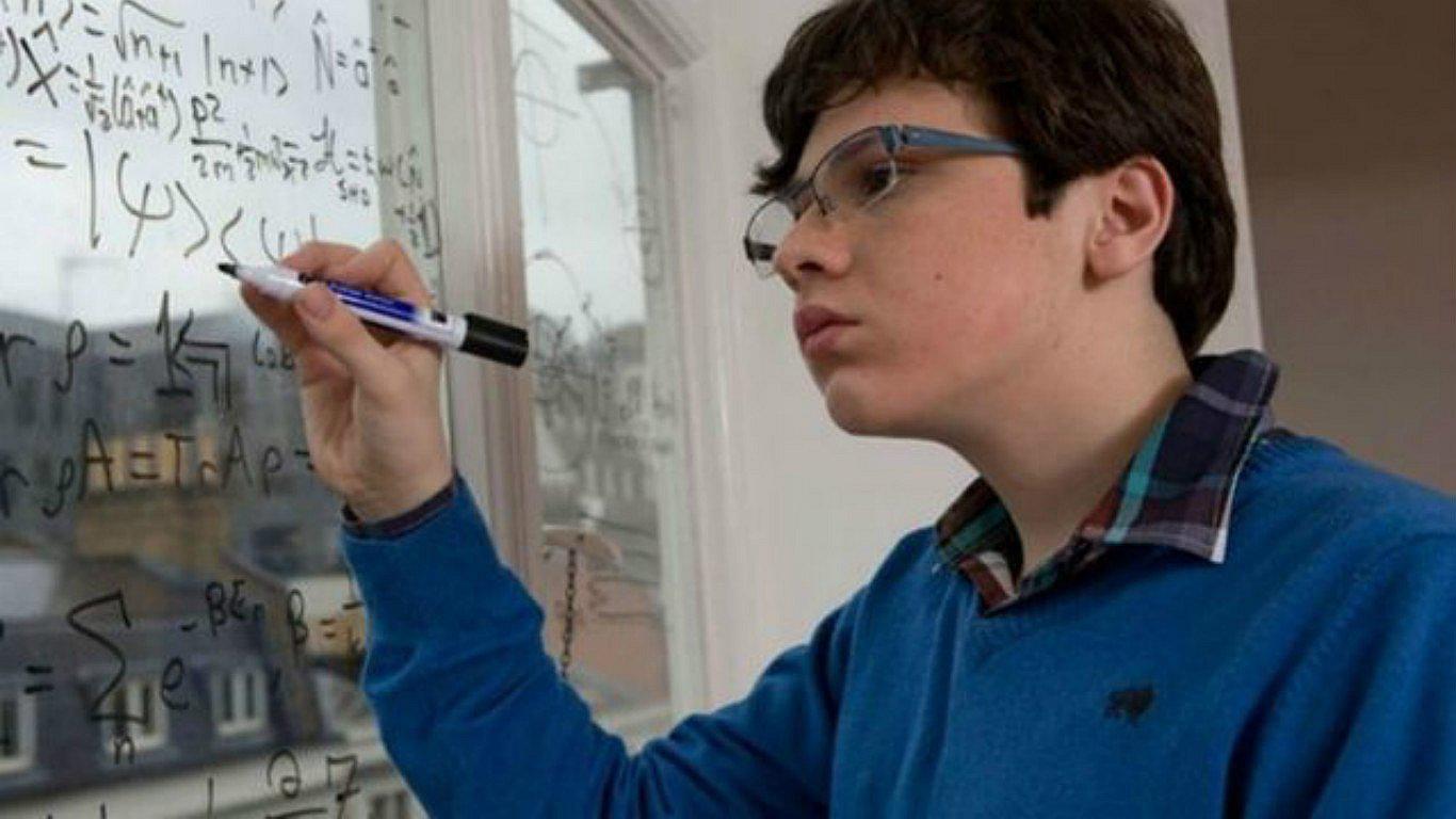 Joven con Síndrome de Asperger es comparado con Albert Einstein