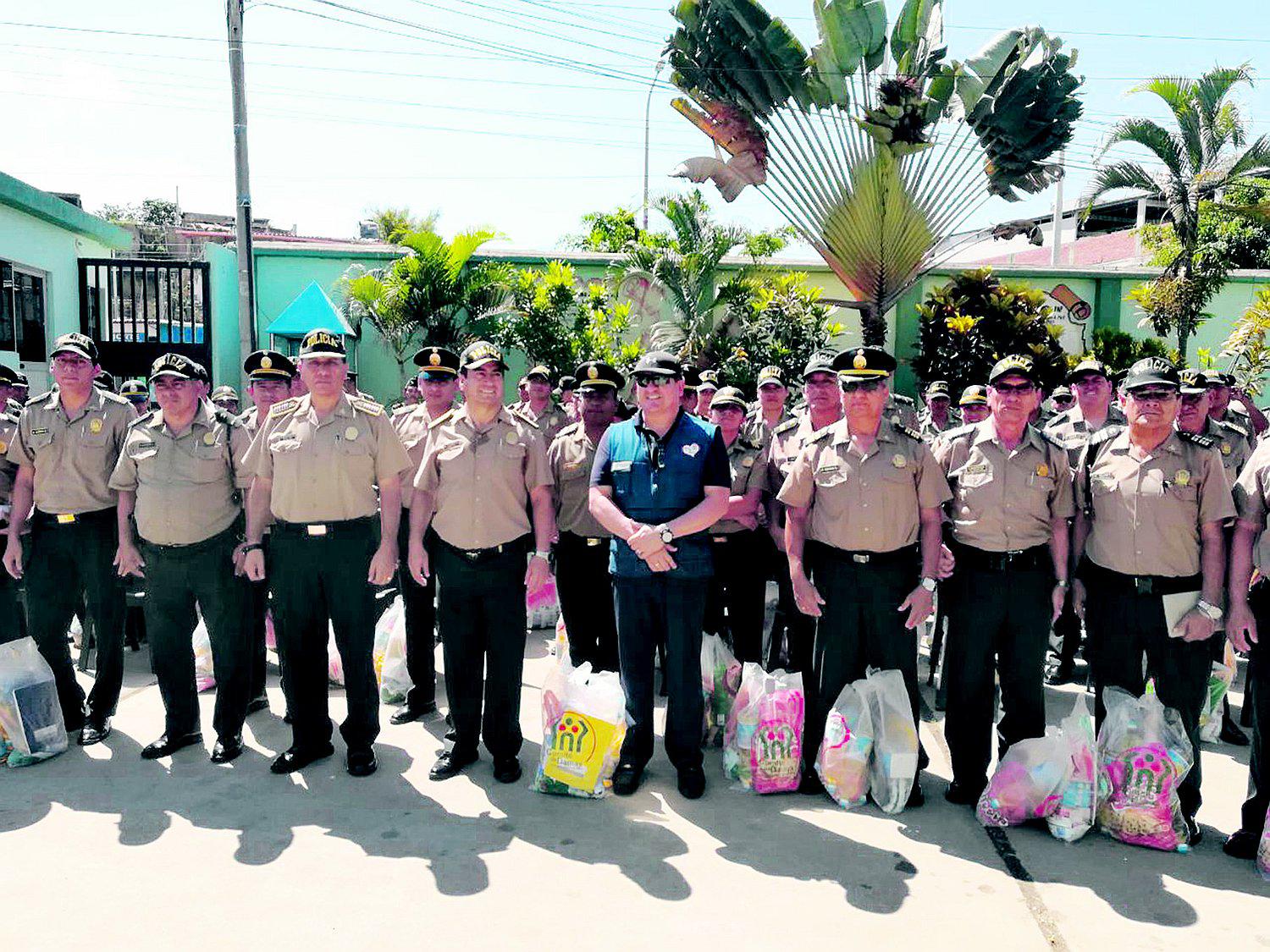 Entregan donaciones a personal policial 
