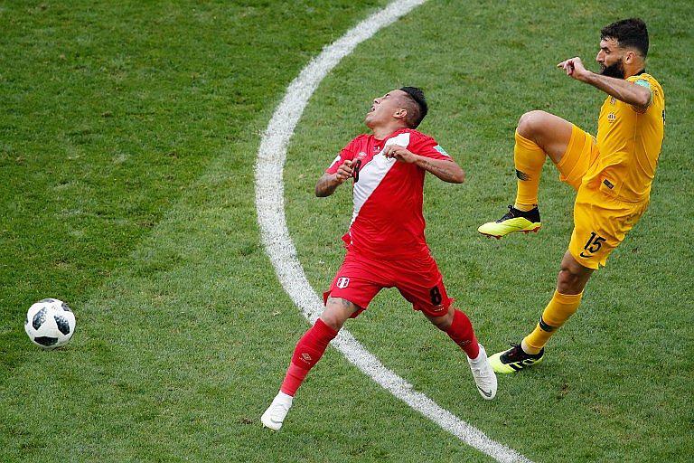 La dolorosa patada que recibió Christian Cueva en el duelo ante Australia  (FOTOS) 