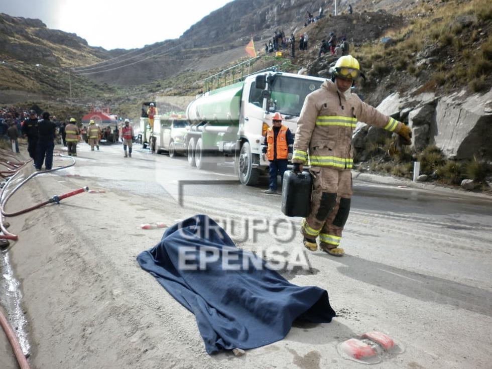 Así quedó el bus incendiado tras el choque con cisterna (FOTOS)