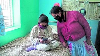 Niña hospitalizada recarga su celular con S/5 para sus clases de matemáticas en Huancayo