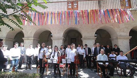 Niños con habilidades especiales celebran a San Agustín con música