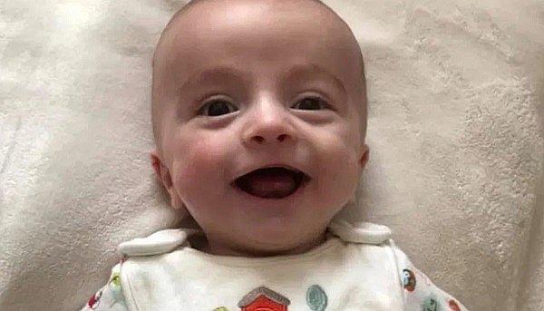 Bebé despierta después de estar en coma por 5 días y sonríe a su papá (FOTOS)