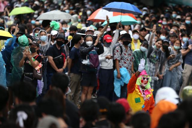 Un manifestante prodemocracia vestido con ropa de payaso hace un saludo de tres dedos en Bangkok, Tailandia. (EFE/EPA/NARONG SANGNAK).