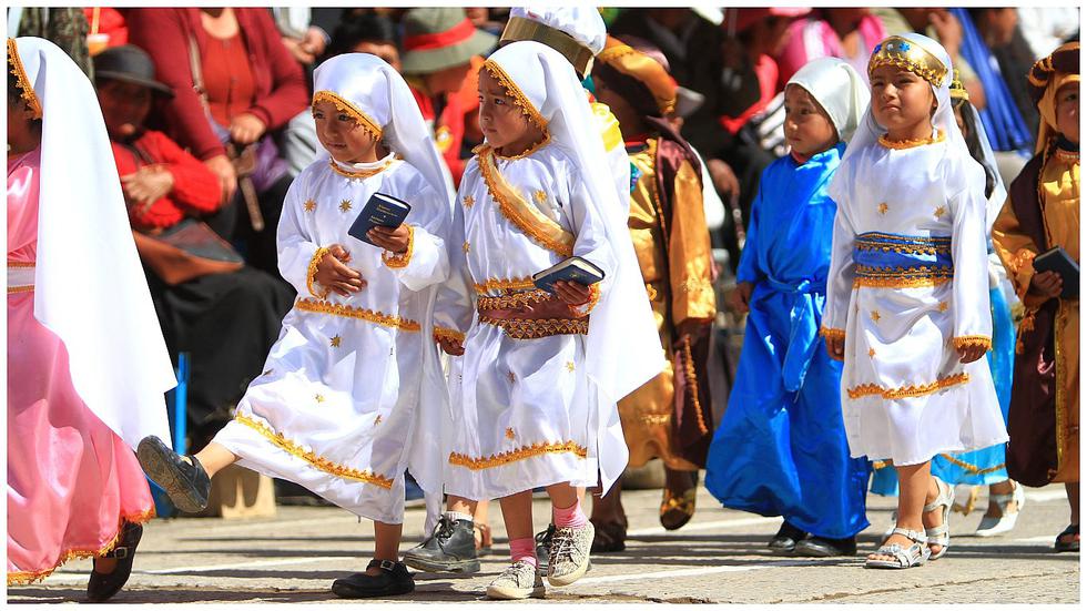 ​Fiebre de selección también llegó a desfile por aniversario de Chilca (FOTOS)