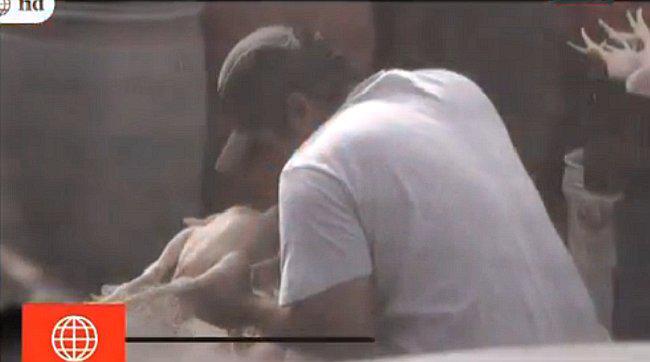 ​La Victoria: Comerciantes inflan pollos con la boca para alterar el peso (VÍDEO)