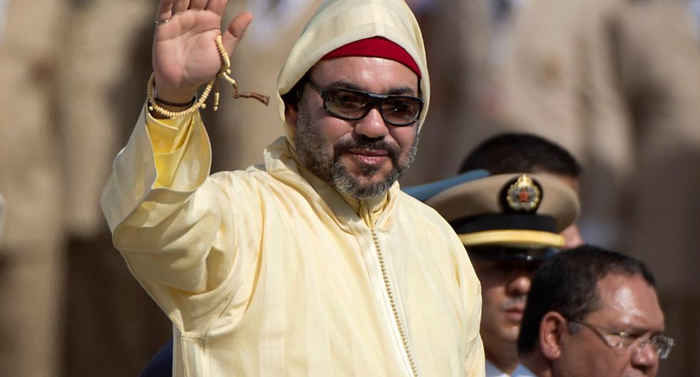 En esta foto de archivo tomada el 31 de julio de 2018, el rey marroquí Mohammed VI saluda a la multitud mientras está en una limusina durante una ceremonia de lealtad, en el palacio del Rey en Tetuán. (FADEL SENNA / AFP).