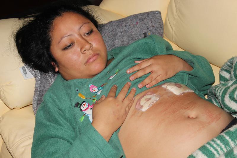 En la puerta de su casa escolar es acuchillada por su vecina