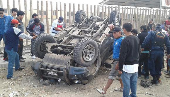 Trujillo: Camioneta se estrella contra un poste y deja dos muertos (FOTOS Y VÍDEO) 