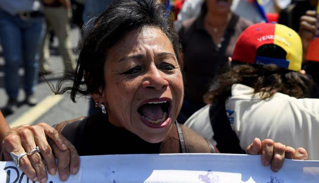 En la concentración opositora, se escuchan reclamos por una crisis que hizo emigrar a casi 5 millones de venezolanos desde fines de 2015, según datos divulgados por la ONU este martes. (AFP).