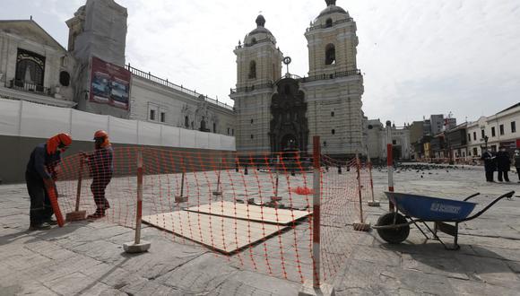 En horas de la mañana un camión de cemento pesado rompió la superficie de la Plazuela de la Iglesia San Francisco en el Cercado de Lima. Foto: Jorge.cerdan/GEC