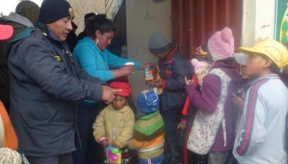 Niños mineritos reciben chocolatada en La Rinconada 