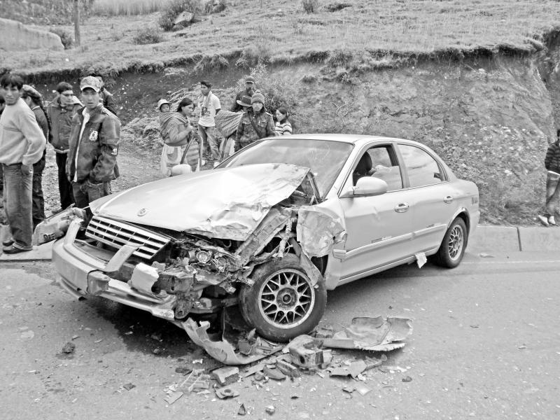 Conductor vuelca auto y se da a la fuga