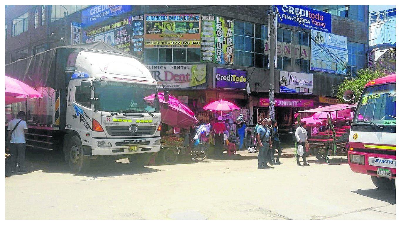 Ambulantes se apoderan de las calles aledañas al mercado y causan caos