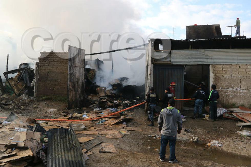 Voraz incendio consume local de reciclaje y molino de granos 