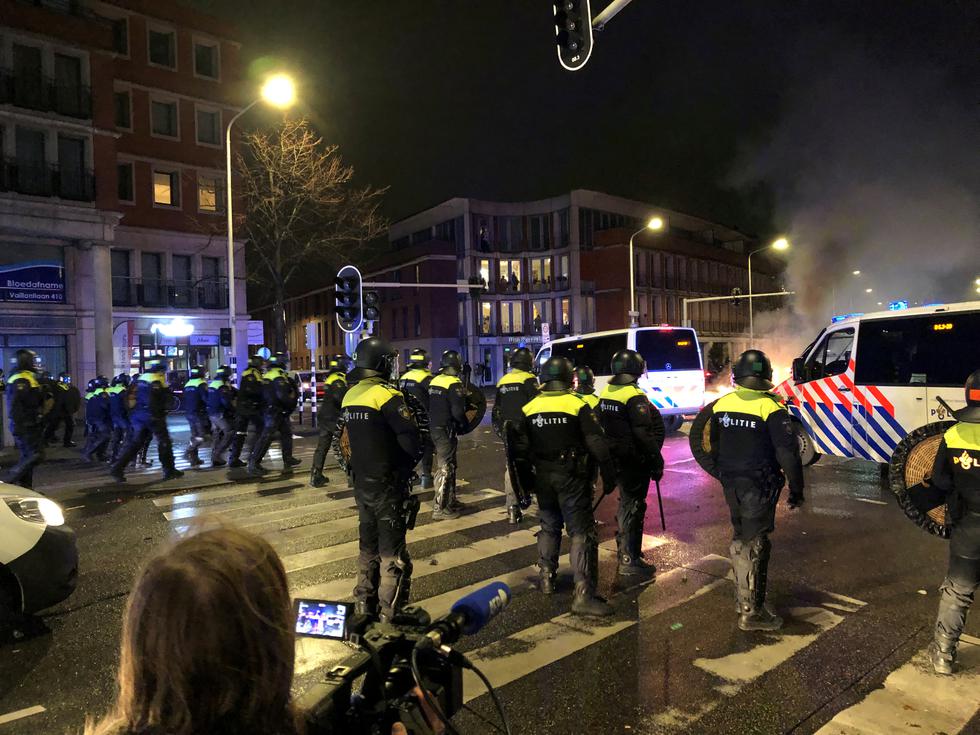 En Holanda, la policía informó este domingo de que detuvo a 19 personas tras una segunda noche de protestas violentas contra las medidas sanitarias anticovid. (Foto: Danny KEMP / AFP)