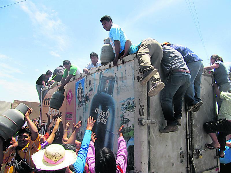 Vecinos secuestran y saquean camión con donativos del estado