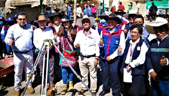 Alcaldes de Tomepampa y Alca califican de  saludo a la bandera la colocación de primera piedra