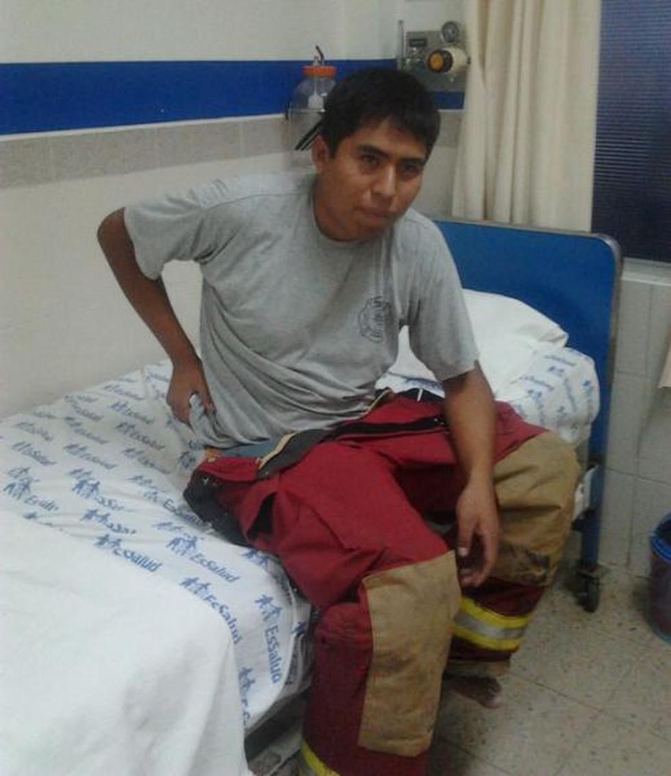 Bombero resulta herido en incendio de viviendas