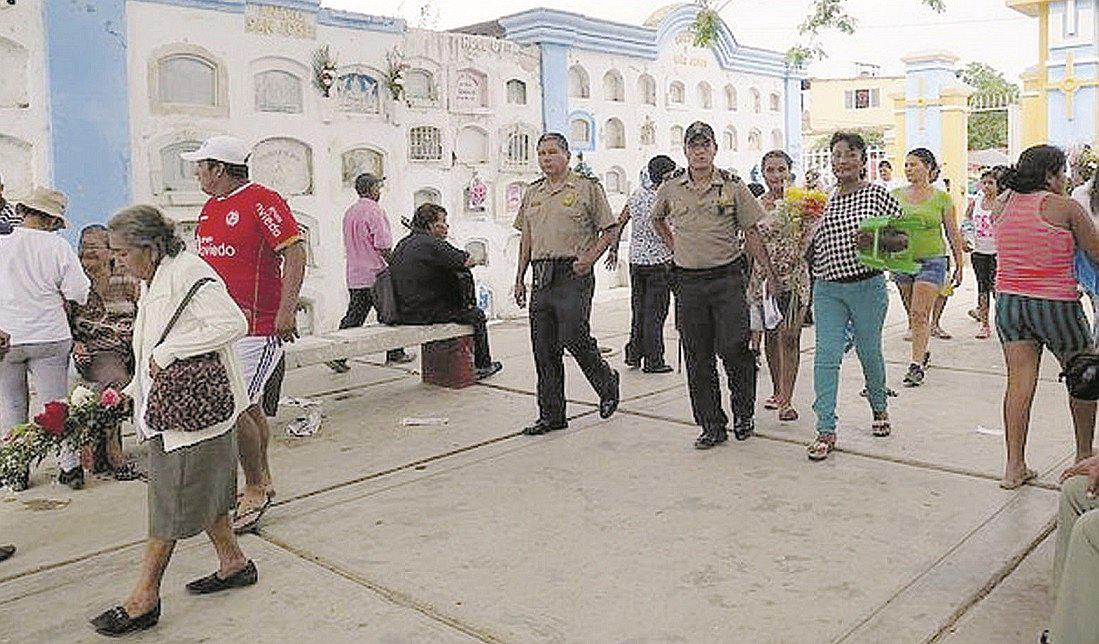 Realizan jornada de limpieza en Cementerio El Carmen de Tumbes