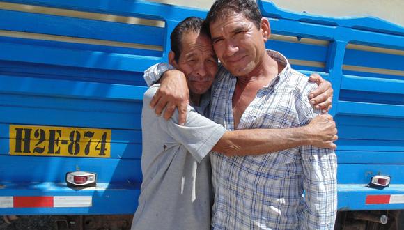 Hermanos se abrazan luego de 58 años de no verse