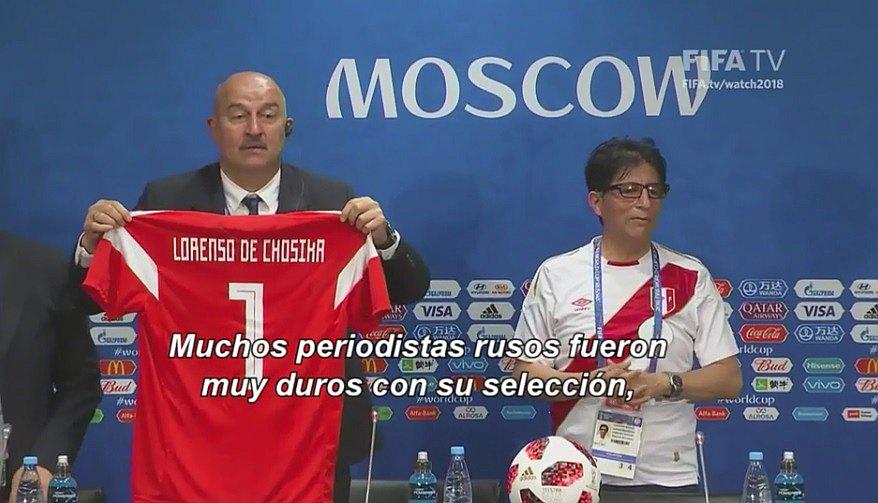 DT de Rusia celebra con periodista peruano victoria sobre España en conferencia de prensa