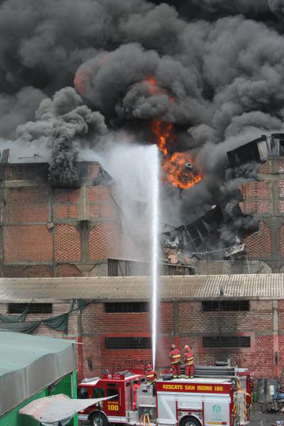 FOTOS: Bomberos lucharon por más cinco horas contra incendio de La Victoria