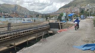 Municipio de Huancavelica deja enorme hueco en puente Sinchi Roca y es un riesgo para niños y peatones