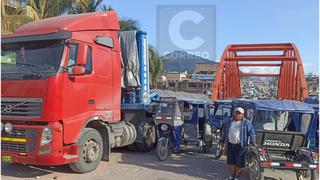 Transportistas de carga pesada bloquean puente de ingreso al distrito de Pichanaqui (VIDEO)