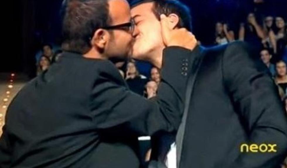 Mario Casas besa a otro hombre durante premiación