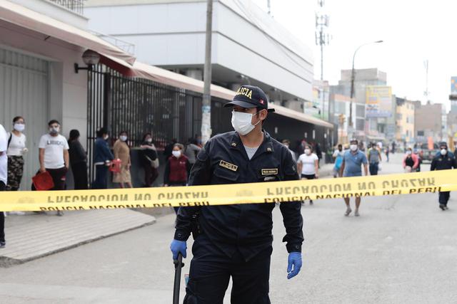 Asimismo, se aprecia la presencia de agentes de la Policía Nacional, quienes resguardan la zona y verifican que las personas cumplan con el distanciamiento. (Foto: Ángela Ponce/GEC)