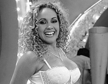 Graban desnuda a vedette en cuartel