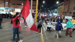 Un centenar de personas salen a las calles de Huancayo a protestar contra vacancia de Vizcarra (VIDEO)